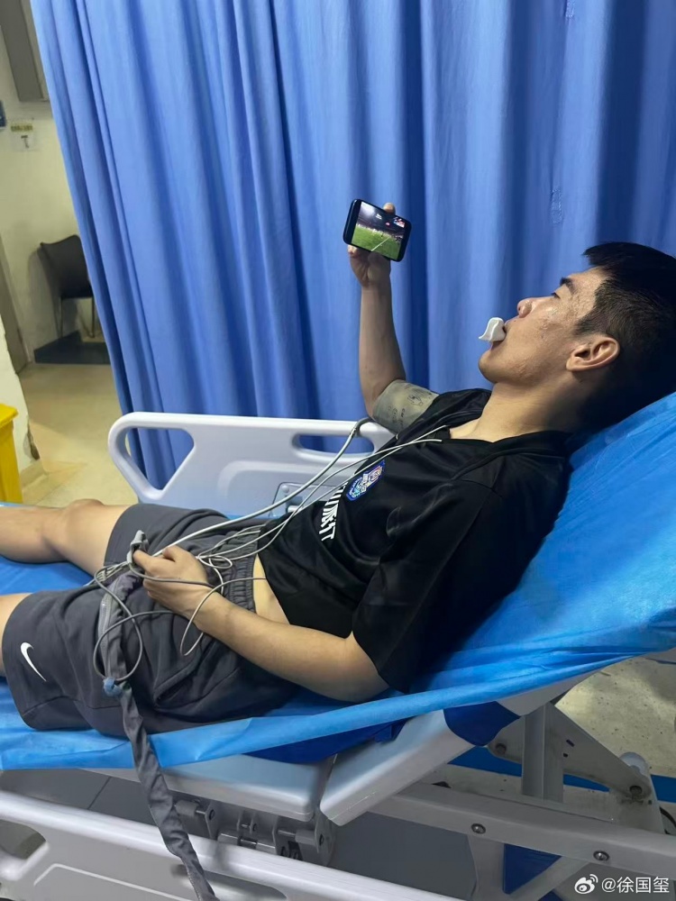 记者晒王秋明在医院接受治疗照片，通过手机关注津门虎队比赛